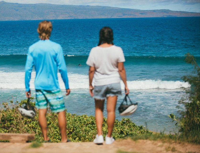 molokai. Molokia Bike Trail couple taking break overlooking ocean