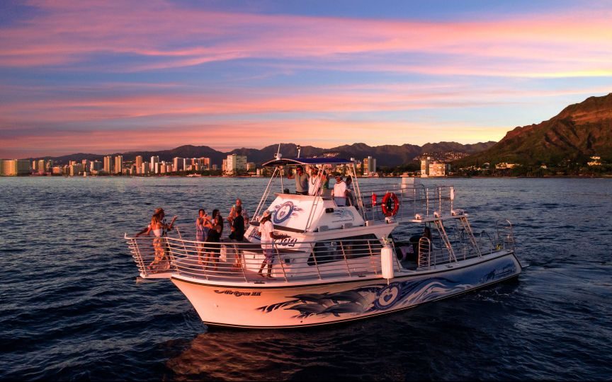 Oahu: Waikiki Sunset Party Cruise with Live DJ